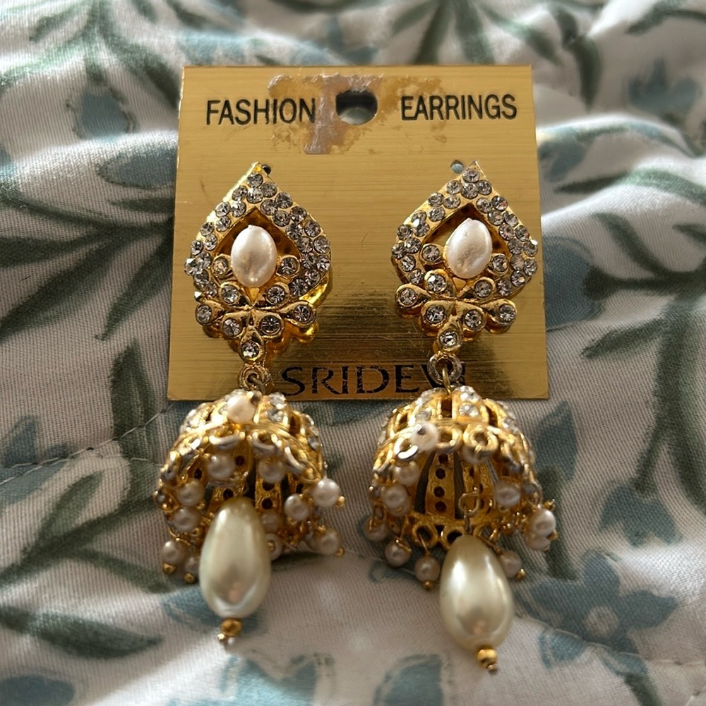 Bundled : two sets of earrings for the price of one